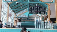Ini momen manis Chelsea Olivia saat nongkrong di kafe yang ada di Bali. Di depan kafe, ia menicum manis anak pertamanya, Natusha. Foto: Instagram @chealseaolivia