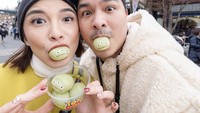 Ia dan sang Glenn memang dikenal sebagai pasangan romantis sejak masa pacaran. Begini romantisnya saat makan mochi bergambat Toy Story. Foto: Instagram @chealseaolivia