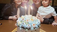 Banyak unggahan di Instagramnya yang memperlihatkan kebersamaan dengan suami dan anak, seperti saat merayakan ulang tahun sang suami, Glenn Alinskie. Foto: Instagram @chealseaolivia