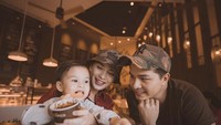 Saat nongkrong pun Chelsea selalu bersama dengan Glenn. Bahkan keduanya juga mengajak anak untuk makan romantis. Foto: Instagram @chealseaolivia