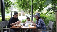 Romantis dan hangat, potret Chelasea dan Glenn saat menikmati brunch ini sukses menarik perhatian netizen. Ada menu kopi hingga croissant di sana. Foto: Instagram @chealseaolivia