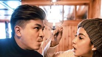 Tak kalah romantis salab satu anggota Bukan Bintang Biasa (BBB) ini menyuapkan makanan ke Glenn berupa keju mozzarela yang mulur. Foto: Instagram @chealseaolivia