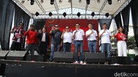 Pembukaan acara pun ditutup dengan momen foto bersama.