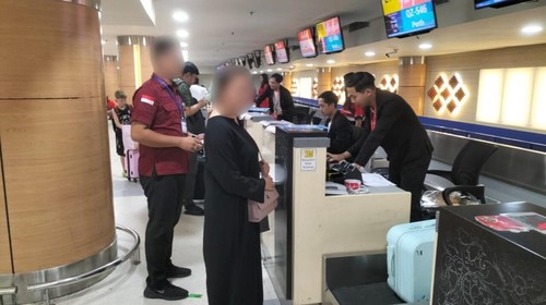 Warga negara (WN) Malaysia berinisial NDLYY dideportasi Kantor Imigrasi Singaraja, melalui Bandara Internasional I Gusti Ngurah Rai, Bali pada Jumat (31/5/2024).