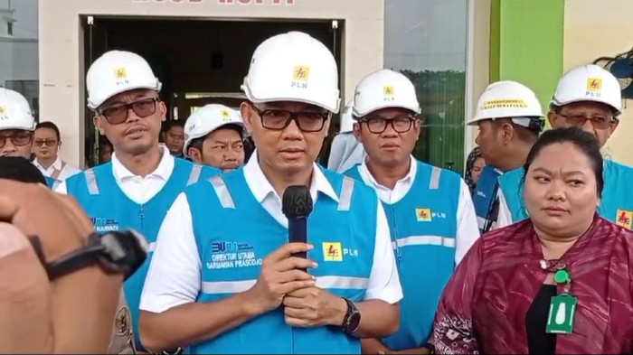Direktur Utama PT PLN, Darmawan Prasodjo beserta timnya saat meninjau langsung RSUD Rupit.