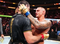 Khabib Nurmagomedov Mengangkat Tangan Dustin Poirier