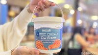 DetikFood memesan menu The Fried Chicken Ice Cream versi satu bucket. Es krim disajikan di dalam ember seperti ini. Benar-benar mirip seperti penyajian ayam goreng di restoran cepat saji.  Foto: Detikcom / Atiqa Rana