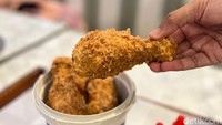 Begini bentuk potongan es krim ayam gorengnya. Hanya disajikan dalam bentuk chicken drumstick yang punya ukuran standar seperti potongan paha ayam goreng biasa.  Foto: Detikcom / Atiqa Rana