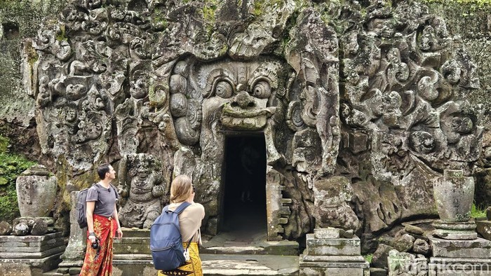Turis asing di Goa Gajah, Gianyar.
