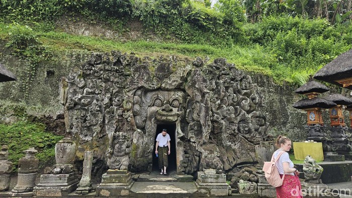 Kunjungan wisata ke Goa Gajah di Desa Bedulu, Gianyar selalu ramai oleh turis Eropa, Minggu (2/6/2024). (foto : Putu Krista / detikBali).