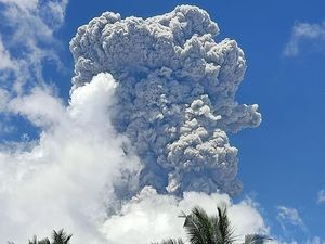 Gunung Ibu Halmahera Barat Kembali Erupsi, Ketinggian Letusan 7.000 Meter