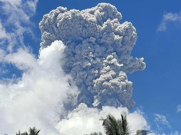 Gunung Ibu di Malut erupsi