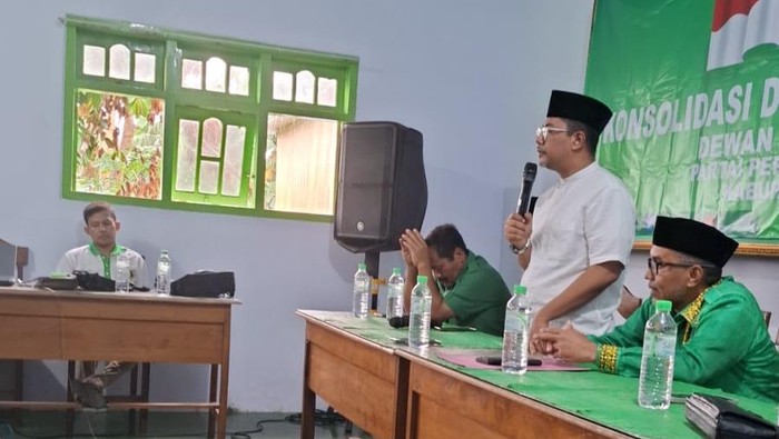 Gus Haris Damanhuri dalam rapat koordinasi DPC PPP Probolinggo. PPP mendukungnya jadi bacabup Probolinggo.