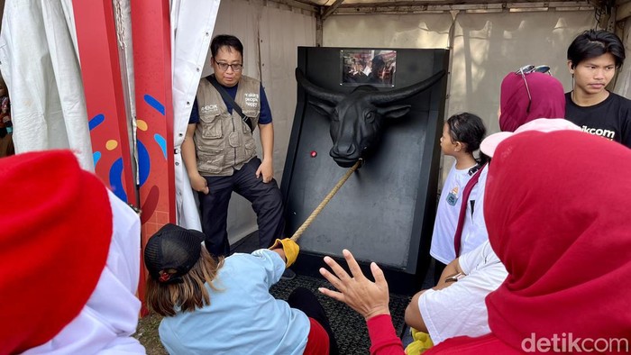 Ibu-ibu pengguna Daihatsu saat ikuti permainan tarik tambang.