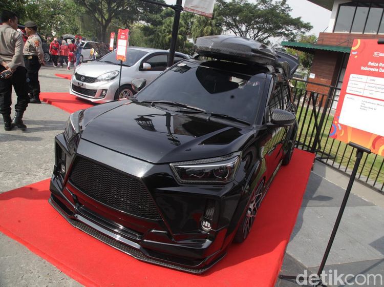 Daihatsu Rocky Tampil Klimis Serba Hitam