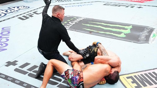 NEWARK, NEW JERSEY - JUNE 01: (L-R) Islam Makhachev of Russia battles Dustin Poirier in the UFC lightweight championship fight during the UFC 302 event at Prudential Center on June 01, 2024 in Newark, New Jersey. (Photo by Jeff Bottari/Zuffa LLC via Getty Images)