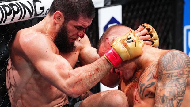 NEWARK, NEW JERSEY - JUNE 01: (L-R) Islam Makhachev of Russia battles Dustin Poirier in the UFC lightweight championship fight during the UFC 302 event at Prudential Center on June 01, 2024 in Newark, New Jersey. (Photo by Jeff Bottari/Zuffa LLC via Getty Images)