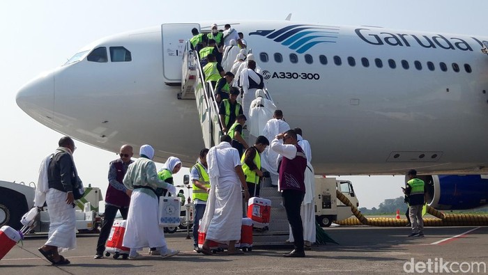 Jemaah calon haji Embarkasi Solo menuju pesawat untuk berangkat ke Tanah Suci.