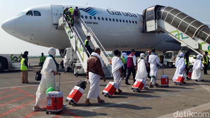 Jemaah calon haji Embarkasi Solo siap diterbangkan ke Tanah Suci dari bandara Adi Soemarmo, Boyolali.