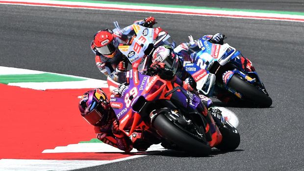 MotoGP - Italian Grand Prix - Mugello Circuit, Scarperia e San Piero, Italy - June 2, 2024 Prima Pramac Racing's Jorge Martin with Ducati Lenovo Team's Enea Bastianini and Gresini Racing MotoGP's Marc Marquez in action during the race REUTERS/Jennifer Lorenzini