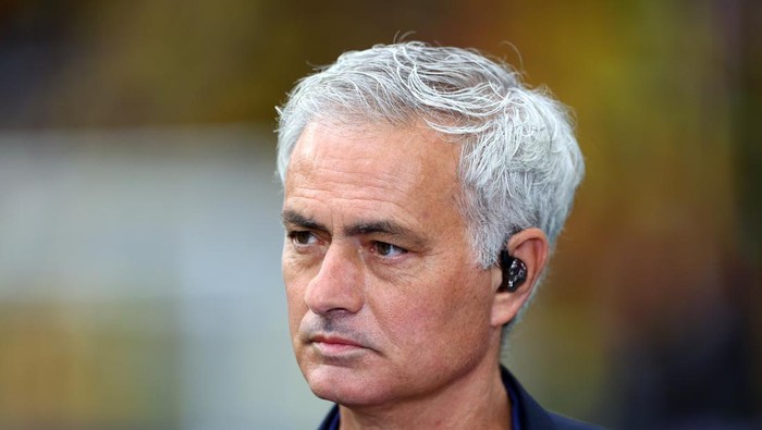 Soccer Football - Champions League - Final - Borussia Dortmund v Real Madrid - Wembley Stadium, London, Britain - June 1, 2024 Former manager Jose Mourinho pictured pitchside before the match REUTERS/Carl Recine