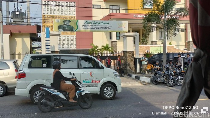 Kajari Muji Murtopo didampingi Kasi Intel dan kasipidus bicara soal mobil kasus mobil siaga desa.