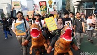 Mereka memberikan pemahaman kepada masyarakat akan arti pentingnya pembatasan emisi karbon untuk menekan polusi serta menciptakan udara dan lingkungan yang lebih baik demi masa depan.