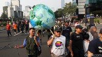 Aksi ini pun mendapat perhatian dari warga saat berolahraga.