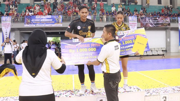 Kapolres Bojonegoro AKBP Mario Prahatinto memberikan penghargaan kepada pemain terbaik di Kejurprov Jatim Voli U-17.
