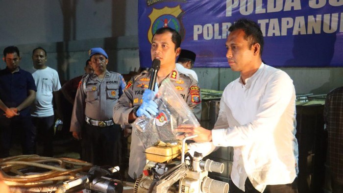 Kapolres Tapsel AKBP Yasir saat paparan kasus kades melakukan penyelewengan BBM subsidi (Foto: Dok. Polres Tapsel)