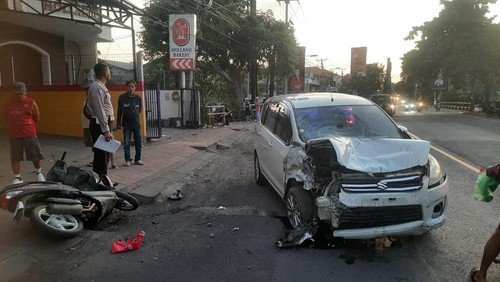 Kecelakaan beruntun melibatkan Ertiga, pikap, dan sepeda motor di Buleleng, Sabtu (1/5/2024).