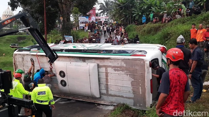 Bus terguling di jalan Ngargoyoso Karanganyar.