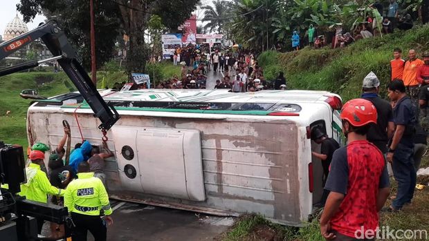 Bus terguling di jalan Ngargoyoso Karanganyar.