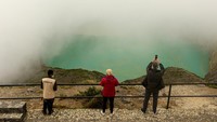 Gunung api jenis strato yang memiliki tiga danau kawah, yakni Kawah I (Tiwu Ata Polo), Kawah II (Tiwu Koofai Nuwamuri), dan Kawah III (Tiwu Ata Bupu) tersebut mengalami kenaikan status dari level I atau normal ke level II atau waspada pada tanggal 24 Mei 2024 karena adanya perubahan yang signifikan warna air danau kawah I maupun kenampakan dan sebaran belerang di permukaan air danau kawah II yang semakin intensif.