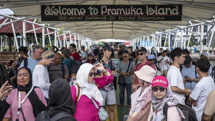 Kepulauan Seribu kian diminati wisatawan Wisatawan antre untuk masuk kedalam kapal penyeberangan di dermaga Pulau Pramuka, Kepulauan Seribu, Jakarta, Minggu (2/6/2024). Data Dinas Parekraf DKI Jakarta menunjukkan sepanjang 2023 tercatat 404.845 wisatawan mengunjungi Kepulauan Seribu dimana jumlah tersebut meningkat 27,81 persen dibandingkan dengan tahun sebelumnya. ANTARA FOTO/Dhemas Reviyanto/foc.