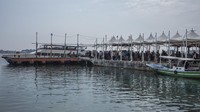 Suasana saat wisatawan antre untuk masuk kedalam kapal penyeberangan di dermaga Pulau Pramuka, Kepulauan Seribu, Jakarta, Minggu (2/6/2024).