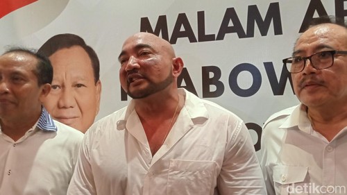 Ketua DPD Gerindra Bali Made Muliawan Arya alias De Gadjah (tengah) saat memberi keterangan pers di Denpasar, Bali, Sabtu (1/6/2024).