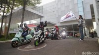 Mereka konvoi bersama dari Daihatsu Bandung menuju lokasi acara di Kiara Artha Park sejauh 6 kilometer.