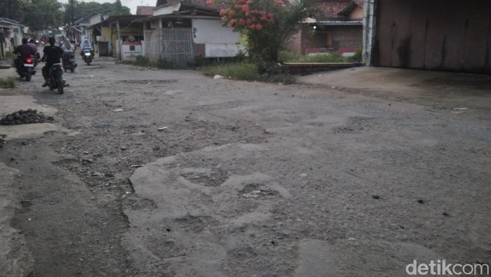 Kondisi jalan rusak di Cirebon