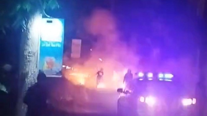 Kondisi tawuran warga di sekitar Jembatan Kali Code, Wonokromo, Pleret, Bantul, Minggu (2/6/2024) dini hari.