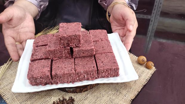 Palembang memiliki ragam kuliner tradisional yang mulai jarang ditemui. Salah satu kue bingen atau jadul yang sudah sulit ditemui yakni kue kumbu kacang merah.