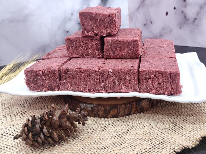 Palembang memiliki ragam kuliner tradisional yang mulai jarang ditemui. Salah satu kue bingen atau jadul yang sudah sulit ditemui yakni kue kumbu kacang merah.