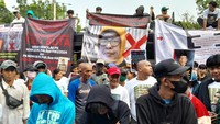 Karyawan juga meminta Badan Pengawas MA, Komisi Yudisial hingga KPK, memeriksa para hakim yang telah memutus PK PT Polo Ralph Lauren Indonesia Nomor 9 PK/Pdt.Sus-HKI/2024. Putusan yang memenangkan MHB, tersebut dinilai bertentangan dengan dua putusan lain yakni putusan nomor 140/pdt.g/1995/PN.jkt.pst dan putusan MA nomor 3101 K/pdt/1999.