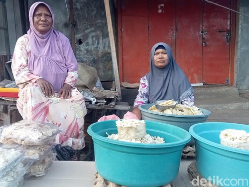 Mahariam Taher dan Baharia Lamado tengah menjajakan jagung titi di Pasar Inpres Larantuka, Flores Timur, NTT, Minggu (2/6/2024). (Foto: Arnoldus Yurgo Purab/detikBali)