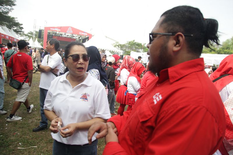 Marketing Director & Corporate Communication Director PT Astra Daihatsu Motor (ADM) Sri Agung Handayani (kiri)