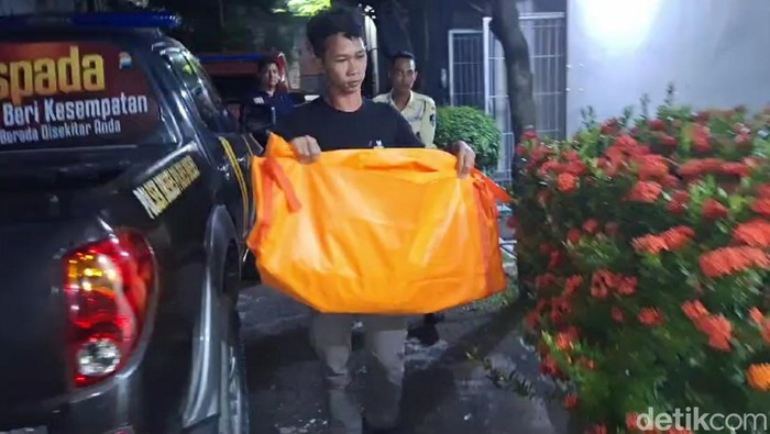 Petugas membawa jenazah bayi ke RSUD Brebes
