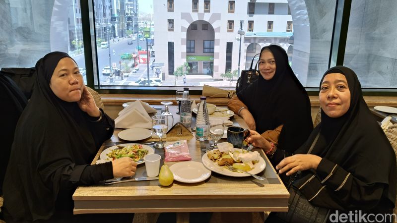 Menikmati Lezatnya Pempek King di Hotel Hilton Madinah
