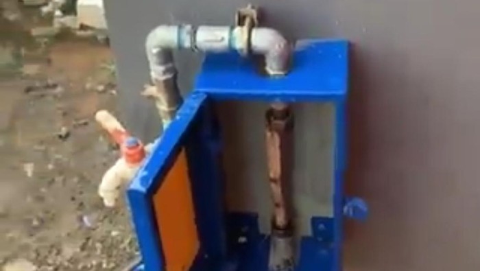 Meteran air yang dicuri