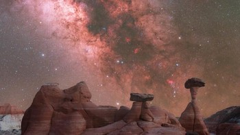 Starry Hoodoo Wonderland hasil jepretan Stephanie Tie. Foto yang diambil di Kanab, Utah, AS ini juga memperlihatkan susunan bebatuan unik yang disebut hoodoo. Foto: Stephanie Tie/Milky Way Photographer of the Year