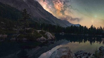 Saoseo hasil jepretan Alexander Forst. Foto ini diambil di Graubunden, Swiss di ketinggian 2.000 mdpl. Foto: Alexander Forst/Milky Way Photographer of the Year